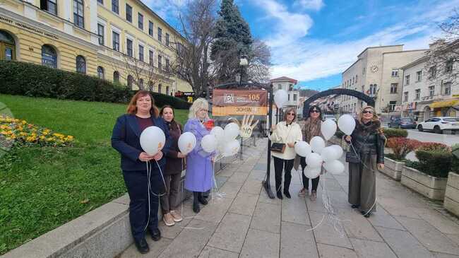 С изложба от 18 платна беше открита кампанията "Зонта казва НЕ на насилието“ във Велико Търново