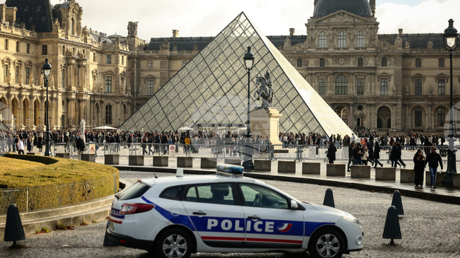 Парижката прокуратура съобщи за четири нови ареста във връзка с обира в Лувъра
