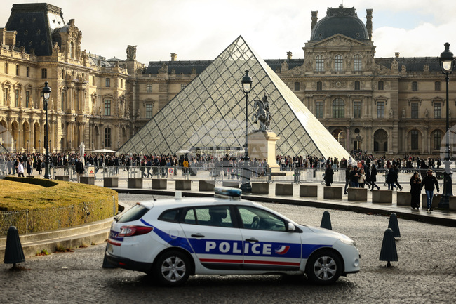 France-Louvre Robbery