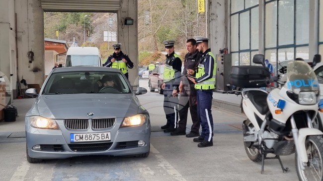 Пътни полицаи в Смолян проверяват изправността на автомобилите в третата кампания от акция „Зима“