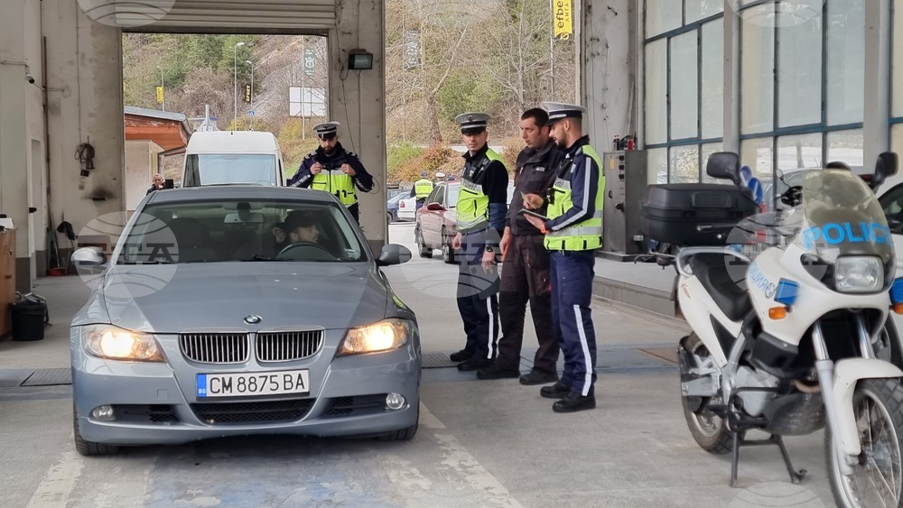 Пътни полицаи в Смолян проверяват изправността на автомобилите в третата кампания от акция „Зима“