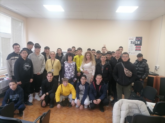 Ученици от ПГТС „Христо Смирненски” - гр. Разград се срещнаха със Силвия Станчева, регионален педагогически координатор на Център "Амалипе"