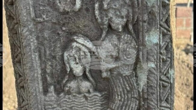 АРМЕНПРЕС: По време на ремонтни дейности в Армения е открит уникален средновековен обелиск с християнски барелефи