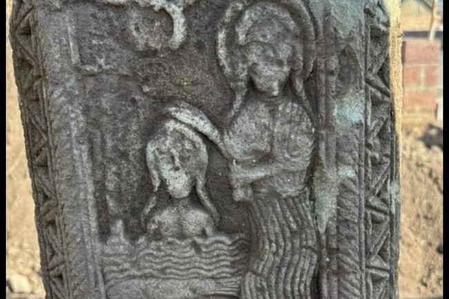 АРМЕНПРЕС: По време на ремонтни дейности в Армения е открит уникален средновековен обелиск с християнски барелефи