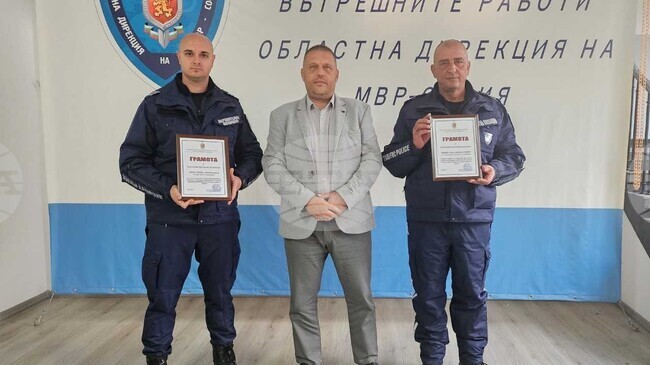Двама полицаи получиха парични награди и грамоти за гасенето на пожара в Костинброд миналата седмица 