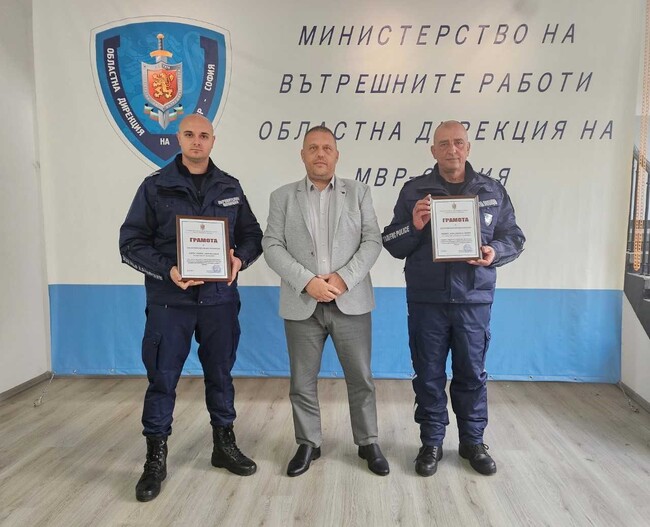 Двама полицаи получиха парични награди и грамоти за гасенето на пожара в Костинброд миналата седмица 
