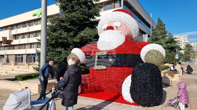 Започна монтирането на коледната украса в Ямбол, празничният базар ще е в градския парк