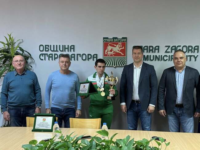Кметът Живко Тодоров отличи с плакети триатлонеца Стоян Георгиев и неговия треньор