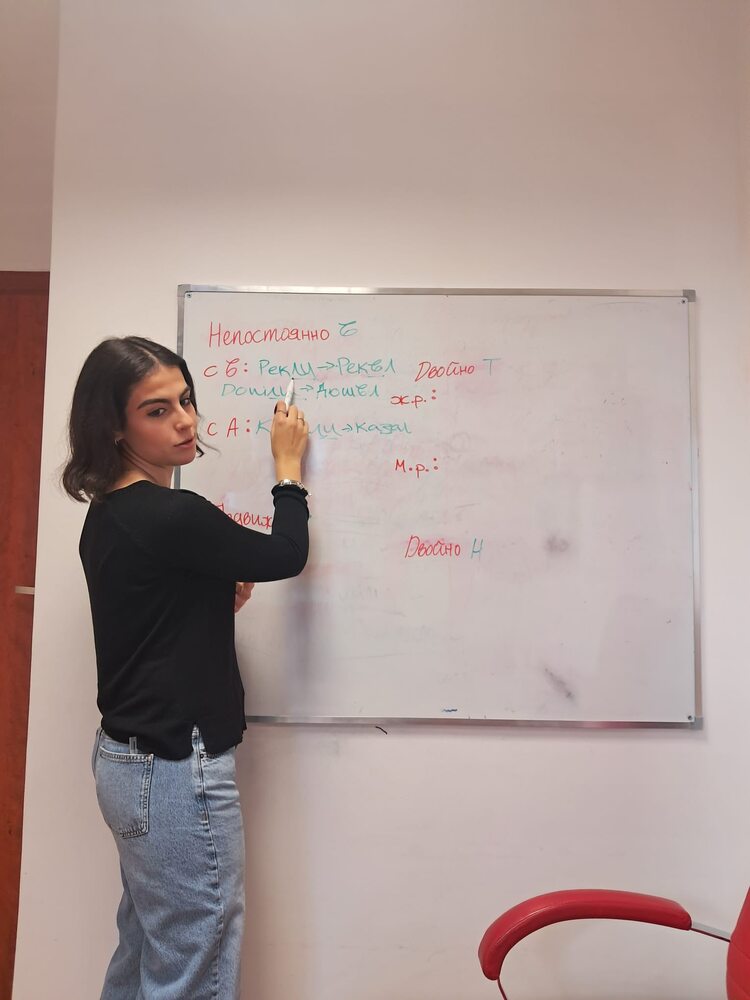 Ученичка обяснява правописни правила на свои възпитаници в училище „Дора Габе“ във Варшава