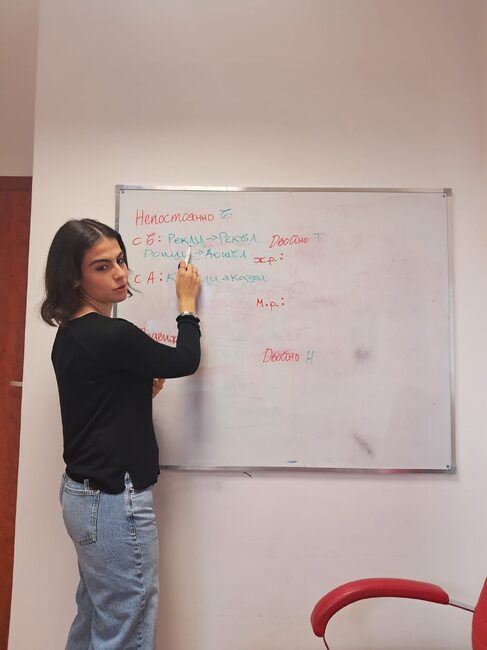 Ученичка обяснява правописни правила на свои възпитаници в училище „Дора Габе“ във Варшава