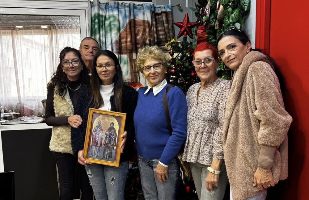 Икона на светите братя Кирил и Методий получи като подарък Българското неделно училище „Св. св. Кирил и Методий“ в Атина