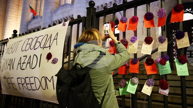 Протест под наслов ,,Нито една повече“ блокира движението пред Съдебната палата в София
