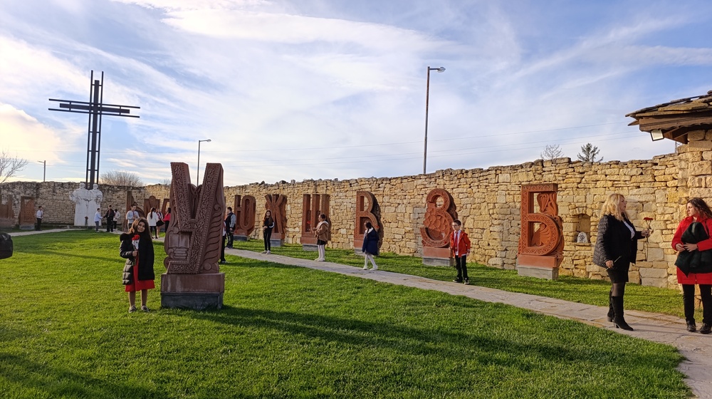 Кметът на община Шумен награди основателя на Двора на кирилицата Карен Алексанян с плакет Мадарски конник