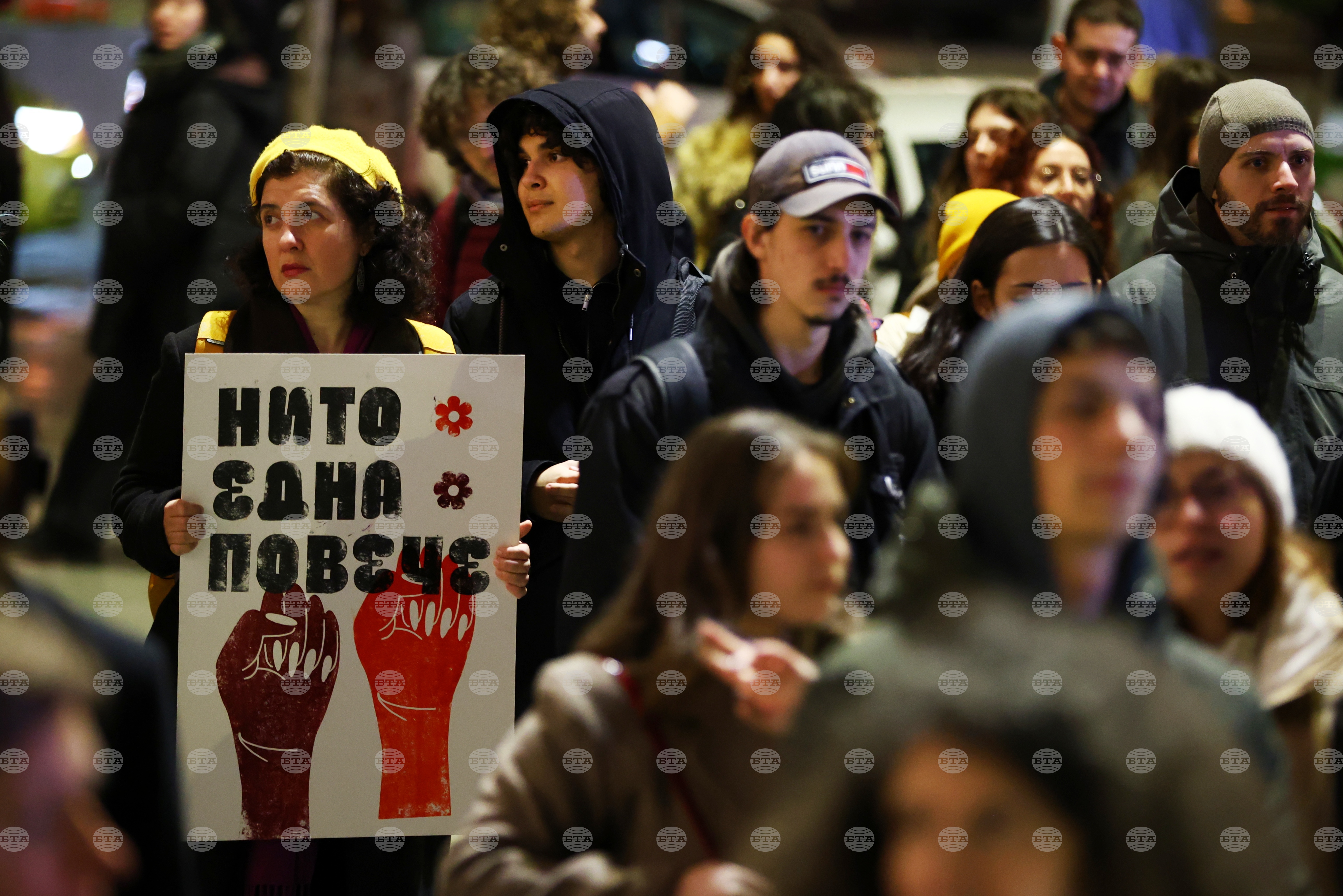Протестиращите против насилието над жени тръгнаха на шествие в центъра на София