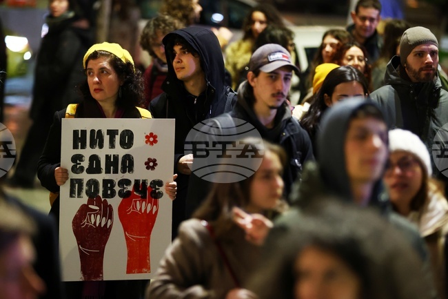 Протестиращите против насилието над жени тръгнаха на шествие в центъра на София