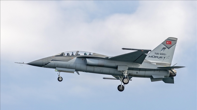 АА: Предстои турският реактивен тренировъчен самолет „Хюржет“ да влезе в масово производство