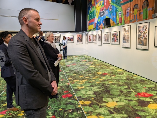 Евродепутатът Христо Петров организира в ЕП в Страсбург фотоизложба „Корени и криле за деца и семейства в България“
