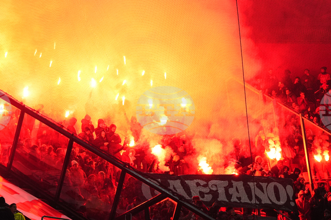 Аякс осъди поведението на ултрасите: "Фойерверките нямат място на стадиона"