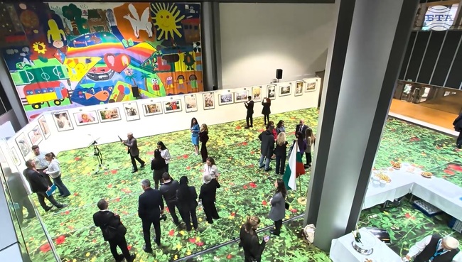 Евродепутатът Христо Петров организира в ЕП в Страсбург фотоизложба „Корени и криле за деца и семейства в България“