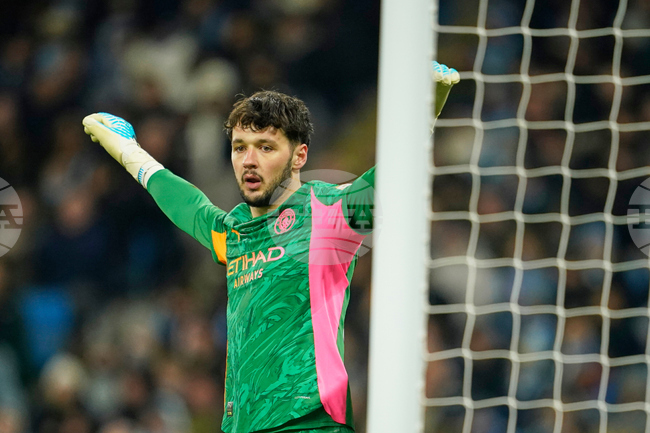 Двама от вратарите на Манчестър Сити са готови да напуснат клуба