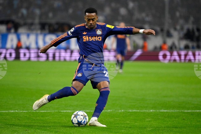 Нюкасъл осъди феновете, които са изпращали расистки обиди към халфа на тима Джо Уилък