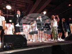 Детската вокална група „Бон-бон” представи новия си албум „30” в Joy Station в София, в заключителния концерт на турнето в чест на 30-годишнина на музикалната формация.