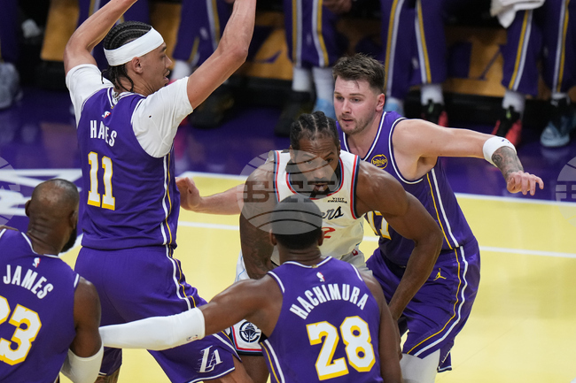Лос Анджелис Лейкърс надигра Лос Анджелис Клипърс в Националната баскетболна асоциация