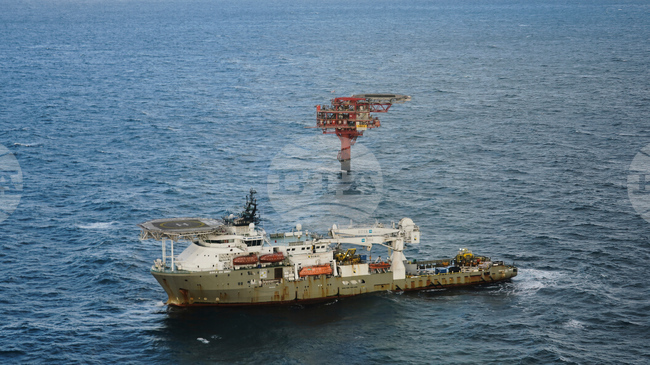 Американският суров петрол се насочва към седмично поскъпване на фона на очаквания за понижение на лихвите в САЩ и напрежение във Венецуела