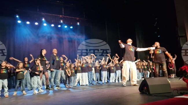 В Разград деца и родители отправиха призив за доброта на благотворителен концерт на школа „Еми денс“ под наслов „Равни“