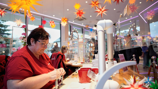 Промишлената активност в еврозоната приключва 2025 г. с по-дълбок спад, докато в Азия се отчита подобрение