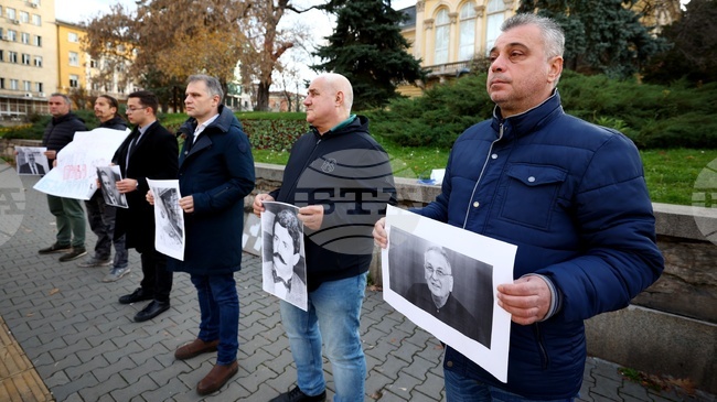 Представители на ВМРО се събраха на митинг в София в подкрепа на журналиста и доайен на българите в Република Северна Македония Владимир Перев 