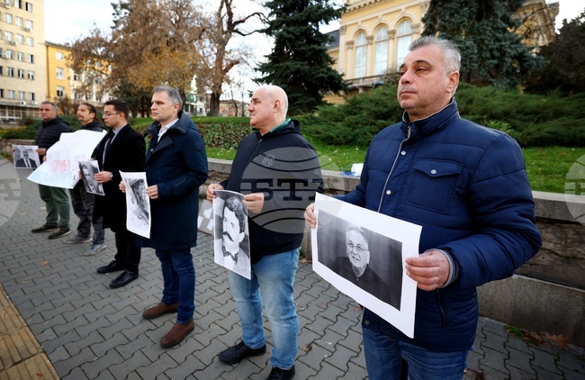 Представители на ВМРО се събраха на митинг в София в подкрепа на журналиста и доайен на българите в Република Северна Македония Владимир Перев 