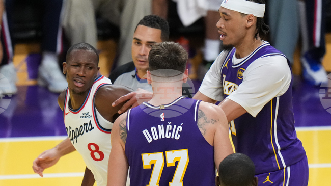 Баскетболистът на Лейкърс Лука Дончич критикува настилката, която се използва в НБА Къп, но похвали отбора след напрегнатия край на мача срещу Клипърс