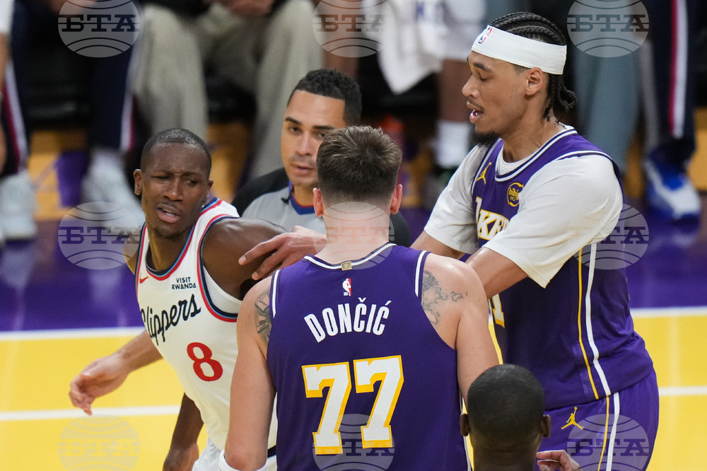 Баскетболистът на Лейкърс Лука Дончич критикува настилката, която се използва в НБА Къп, но похвали отбора след напрегнатия край на мача срещу Клипърс
