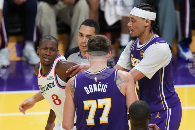 Баскетболистът на Лейкърс Лука Дончич критикува настилката, която се използва в НБА Къп, но похвали отбора след напрегнатия край на мача срещу Клипърс