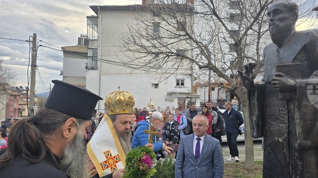 Първо основно училище „Свети Климент Охридски“ в Сандански отбеляза 150 години с откриване на паметник и капсула на времето