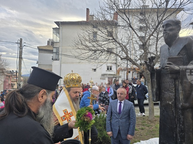 Първо основно училище „Свети Климент Охридски“ в Сандански отбеляза 150 години с откриване на паметник и капсула на времето