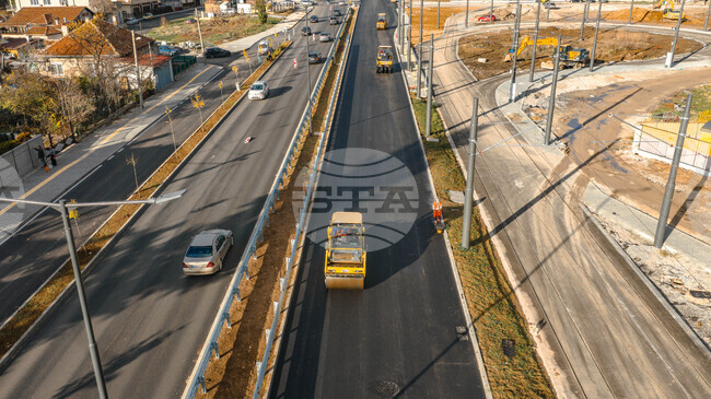 Полага се последният пласт асфалт на бул. "Рожен", предстоят тестове на новото трамвайно трасе, съобщиха от Столичната община 