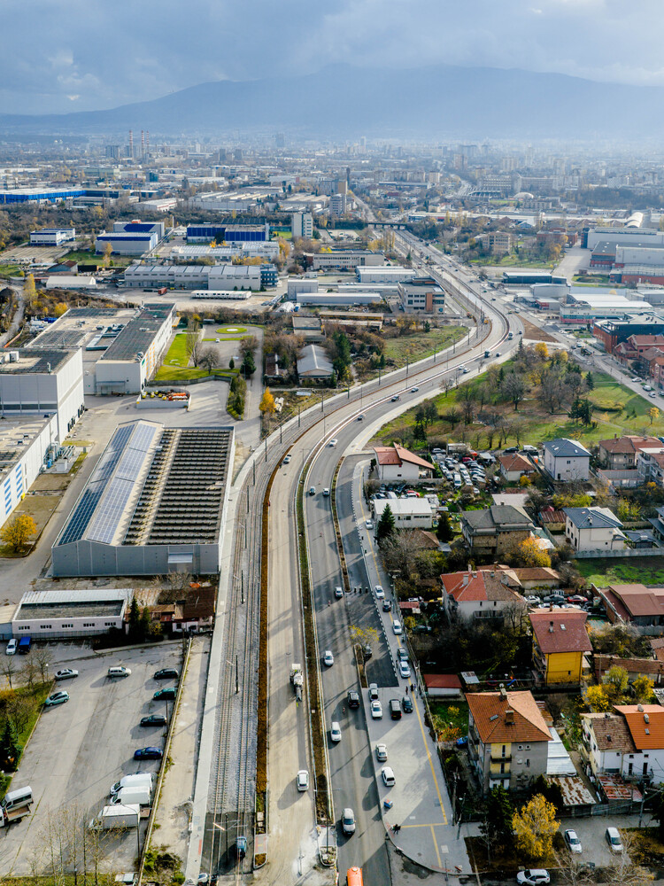 Столична община започна полагането на последния пласт асфалт на бул. „Рожен“