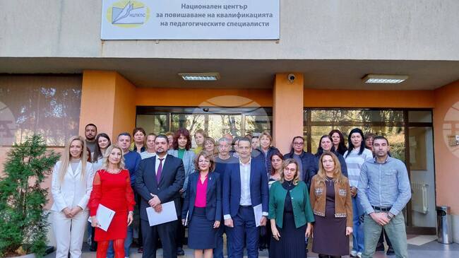 Близо 400 учители от страната ще участват в специализирани курсове за практически умения