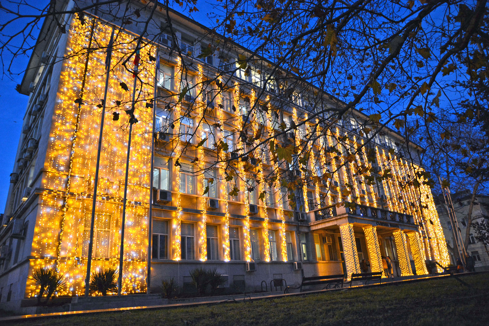 Екипът на ДГ 40 „Детски свят“ украси два етажа в сградата на Община Варна 