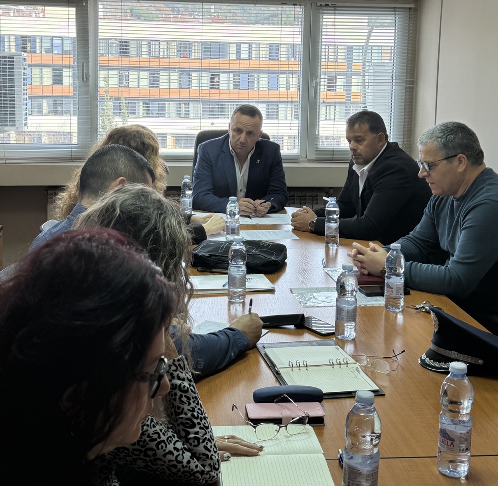 Областният управител свика извънредно заседание с част от членовете на Областния щаб за изпълнение на Областния план за защита при бедствия