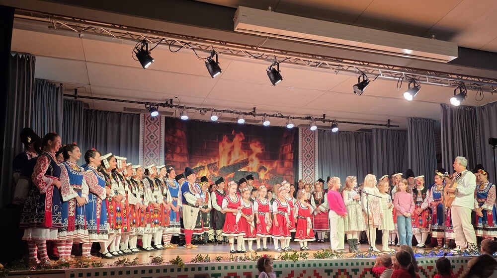 Възпитаници на училище „Дора Габе“ в Мюнхен участваха в концерта „Край огнището с приятели“, организиран от ансамбъл „Лазарка“ в града