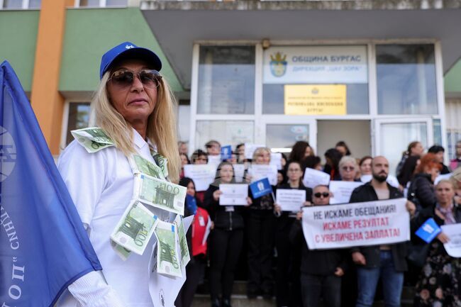Служители в държавни институции в Бургас протестираха за увеличаване на заплатите 