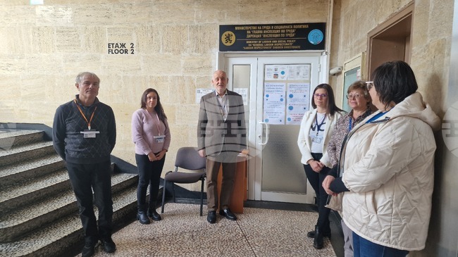 Служителите в Инспекцията по труда и Бюрото по труда в Шумен излязоха на протест с искане за достойно заплащане