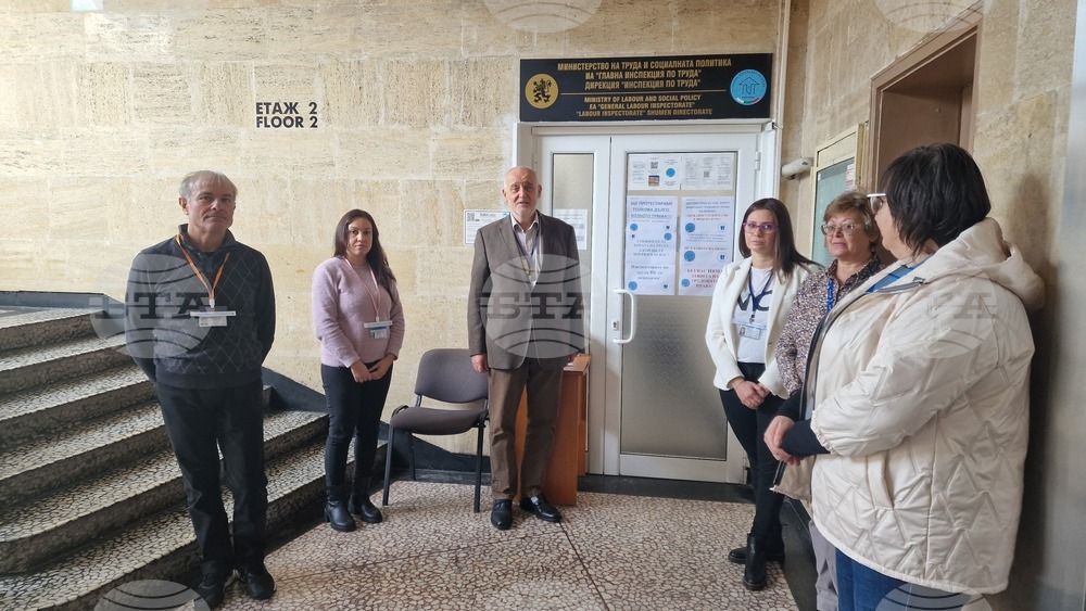 Служителите в Инспекцията по труда и Бюрото по труда в Шумен излязоха на протест с искане за достойно заплащане