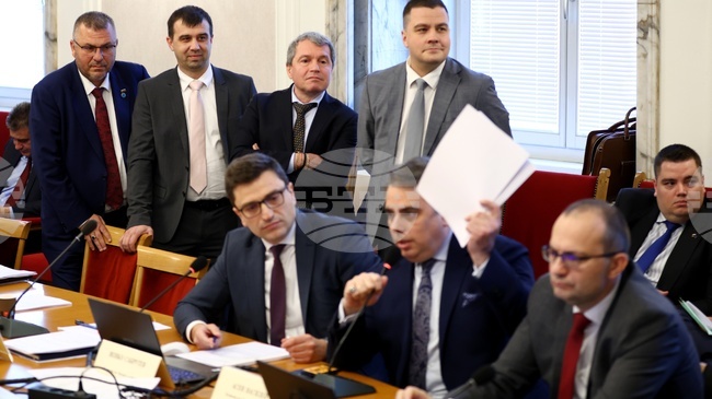 Комисията по бюджет и финанси, свикана извънредно по-рано, не започва по същество заради разногласия между депутатите