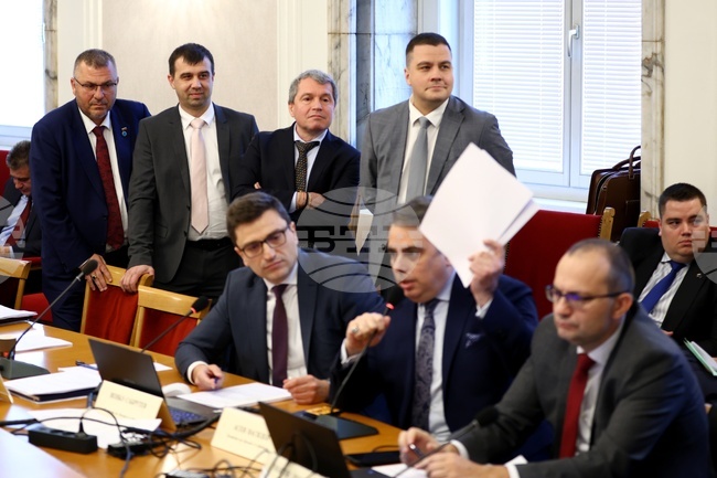 Комисията по бюджет и финанси, свикана извънредно по-рано, не започва по същество заради разногласия между депутатите