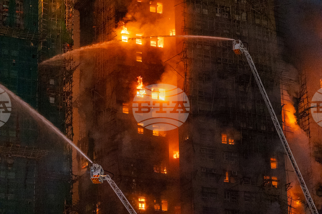 Тринадесет души загинаха при пожара в многоетажни сгради в Хонконг