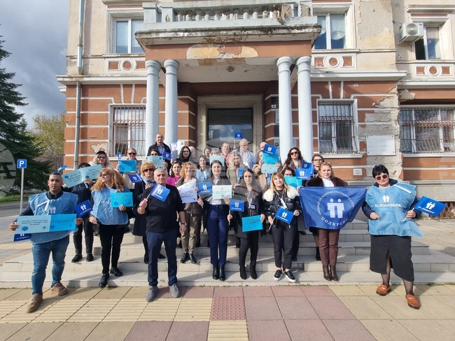 Служители от три институции в Кърджали протестираха за по-високи доходи и по-добри условия на труд